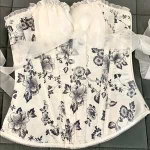 Shimmery White Flower Detail Ribbed Corset
